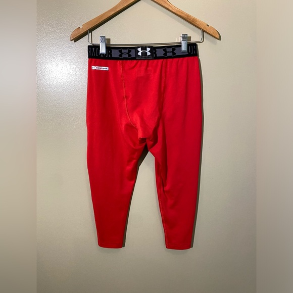 Under Armour: Red and Black HeatGear Compression Cropped Leggings - Picture 12 of 15